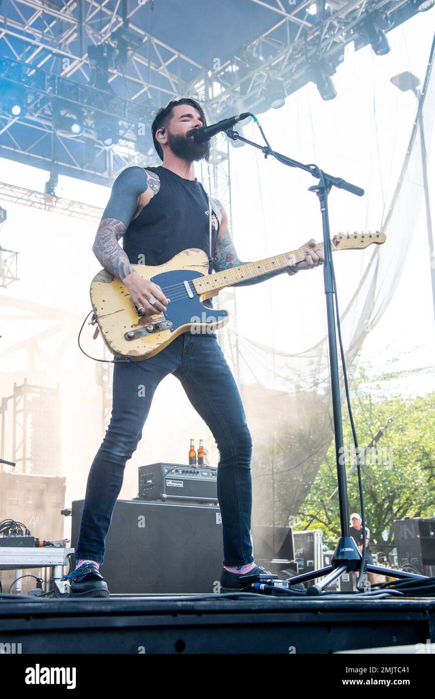 Chris Carrabba of Dashboard Confessional performs at the Bunbury Music