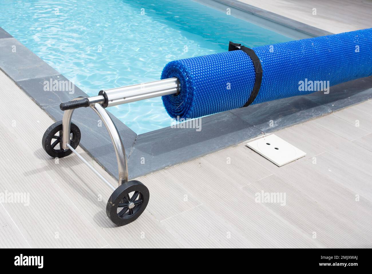 pool protection tide blanket blue bubble cover heat temperature Stock