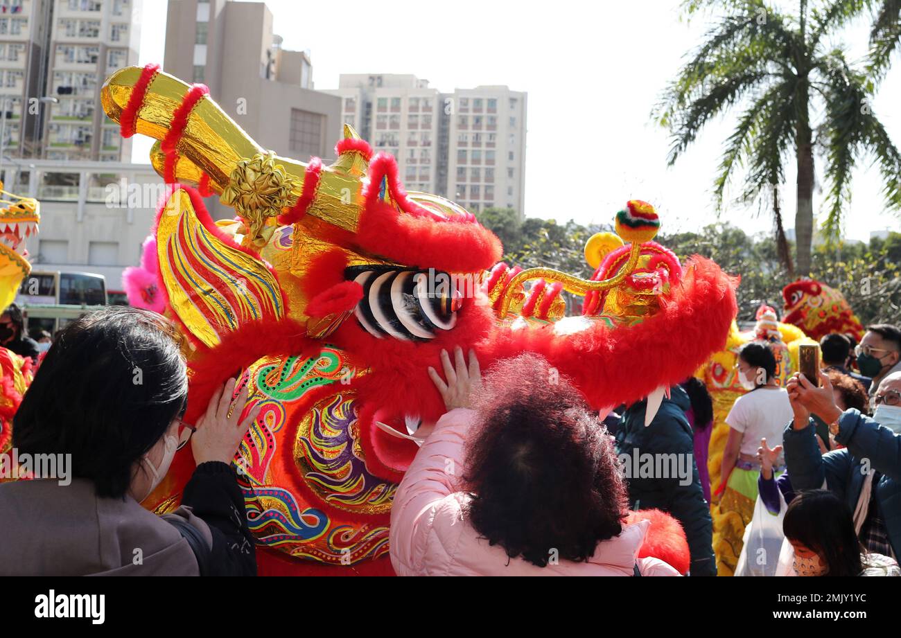 Hong Kong, China. 28th Jan, 2023. People watch dragon dance in Hong Kong, south China, on Jan. 28, 2023. Credit: Li Gang/Xinhua/Alamy Live News Stock Photo