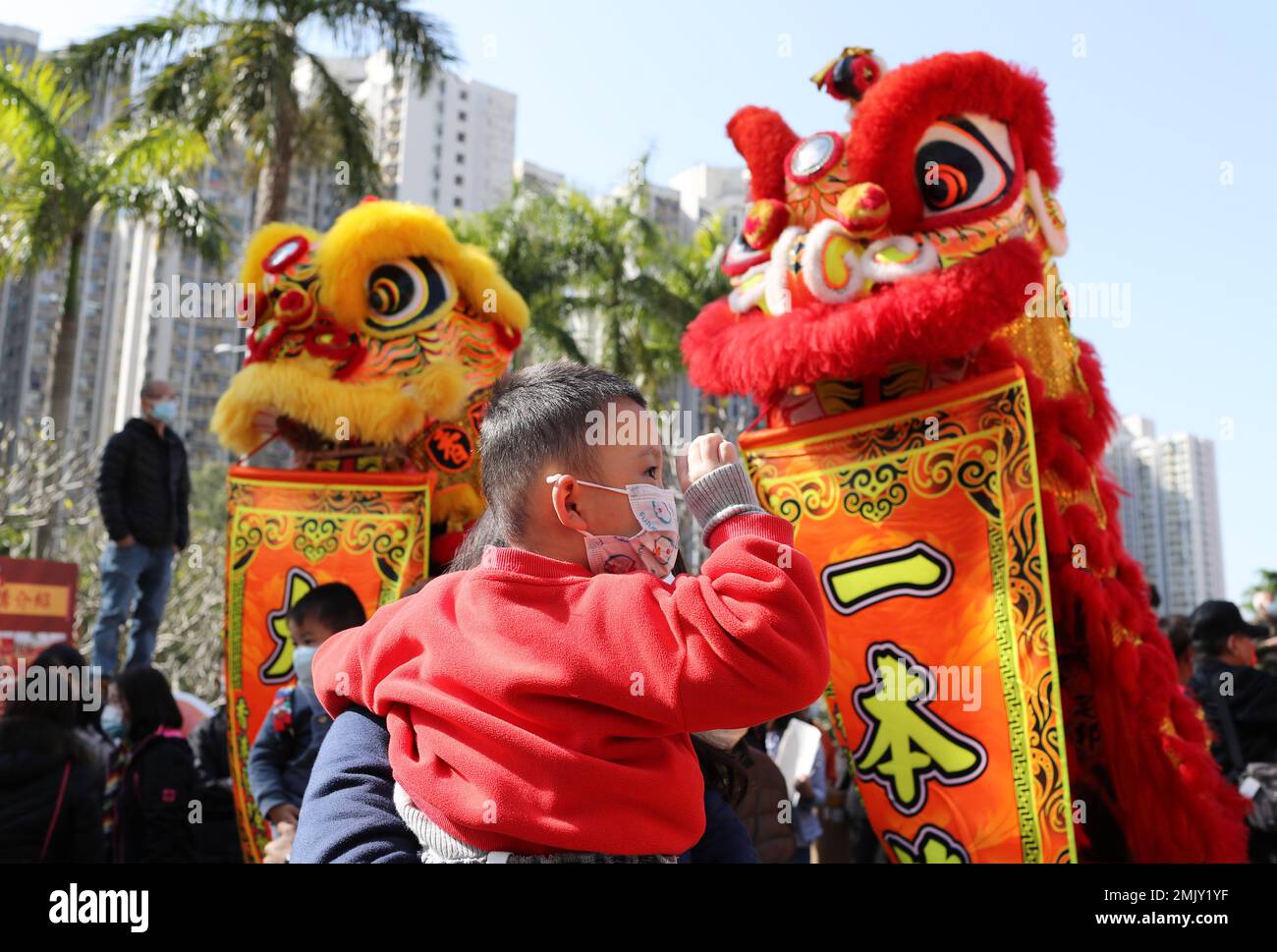 Hong Kong, China. 28th Jan, 2023. People watch lion dance in Hong Kong, south China, on Jan. 28, 2023. Credit: Li Gang/Xinhua/Alamy Live News Stock Photo
