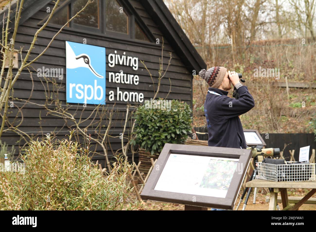 Flatford, UK. 28th Jan 2023. The RSPB Big Garden Birdwatch Weekend continues today. People across the UK are being encouraged to count and record the birds they spot in one hour to help monitor the birdlife. Credit: Eastern Views/Alamy Live News Stock Photo