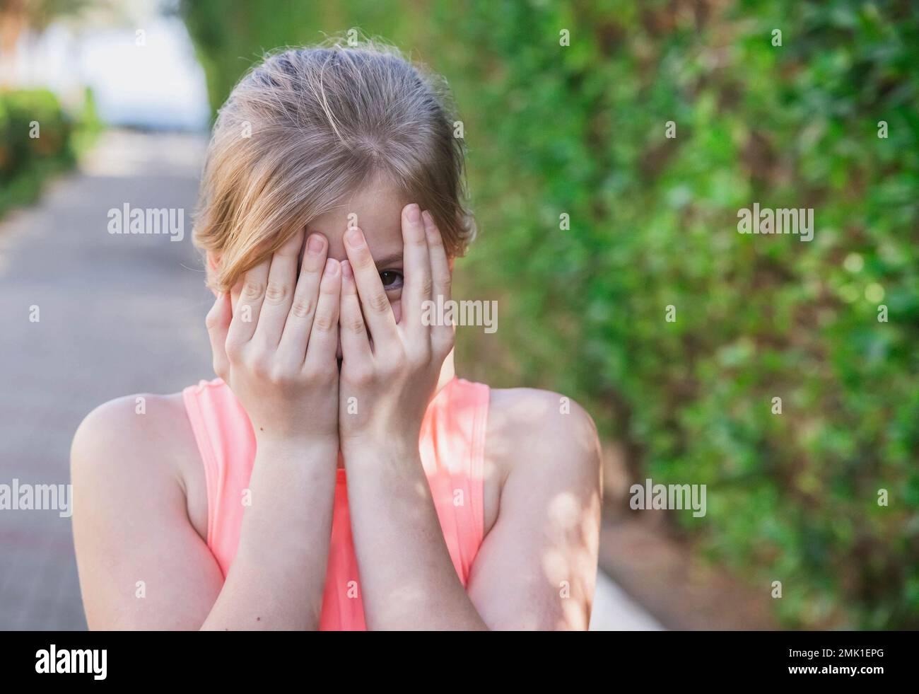 объятия мамы. девушка с аутизмом. девушка скрывает ребенка. испуганный ребенок. испуганная девочка.