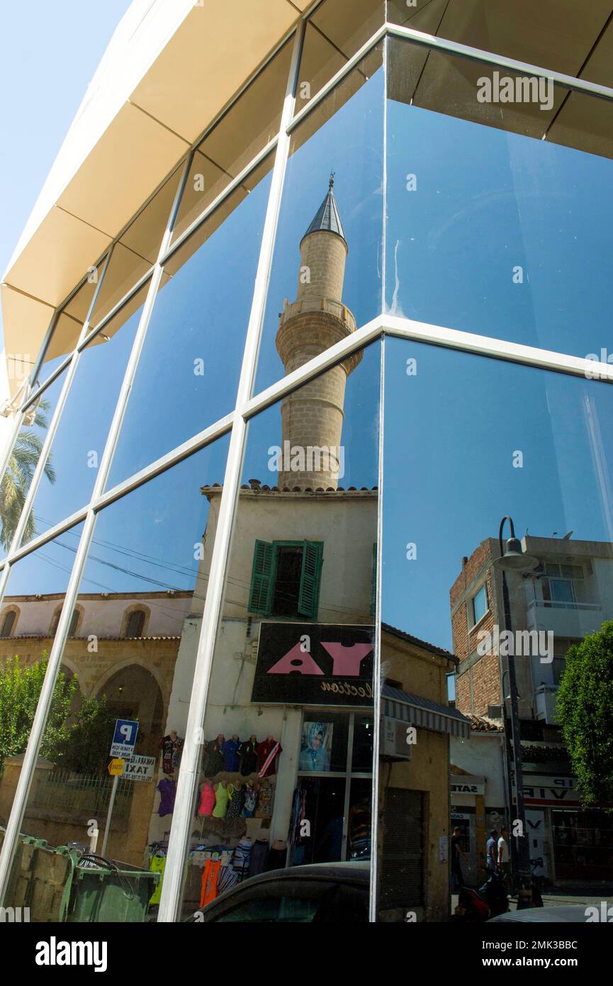In der Altstadt von Nikosia spiegelt sich ein mittelalterliches Minarett in einer modernen Fassade.                                         © cips/Mar Stock Photo