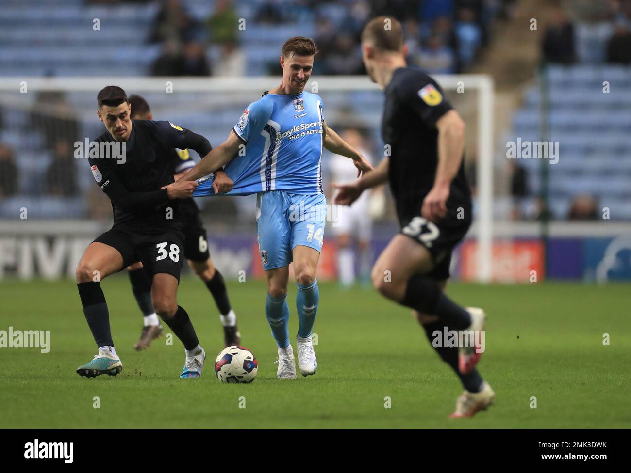 Coventry City's Ben Sheaf (centre) and Huddersfield Town's Luke Mbete-Tabu (left) battle for the ball during the Sky Bet Championship match at the Coventry Building Society Arena, Coventry. Picture date: Saturday January 28, 2023. Stock Photo