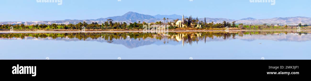 Larnaca Salt Lake with Hala Sultan Tekke Mosque and Stavrovouni Mountain, Der Salzsee in Larnaka mit der Hala Sultan Tekke Moschee und dem Stavrovouni Stock Photo