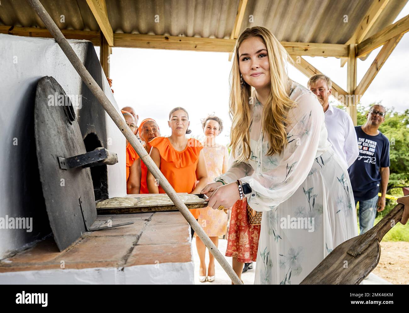 BONAIRE - Princess Amalia bakes a loaf of bread during the visit of the royal couple and Princess Amalia to Cultural Park Mangazina di Rei on Bonaire. The Crown Princess has a two-week introduction to the countries of Aruba, Curacao and Sint Maarten and the islands that form the Caribbean Netherlands: Bonaire, Sint Eustatius and Saba. ANP REMKO DE WAAL netherlands out - belgium out Stock Photo