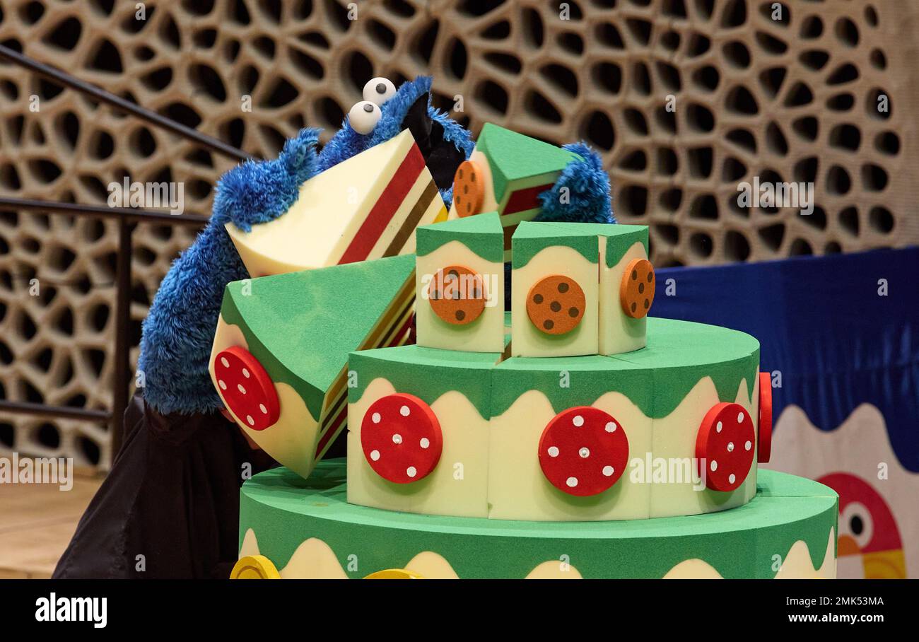Hamburg, Germany. 28th Jan, 2023. The cookie monster makes a mess of