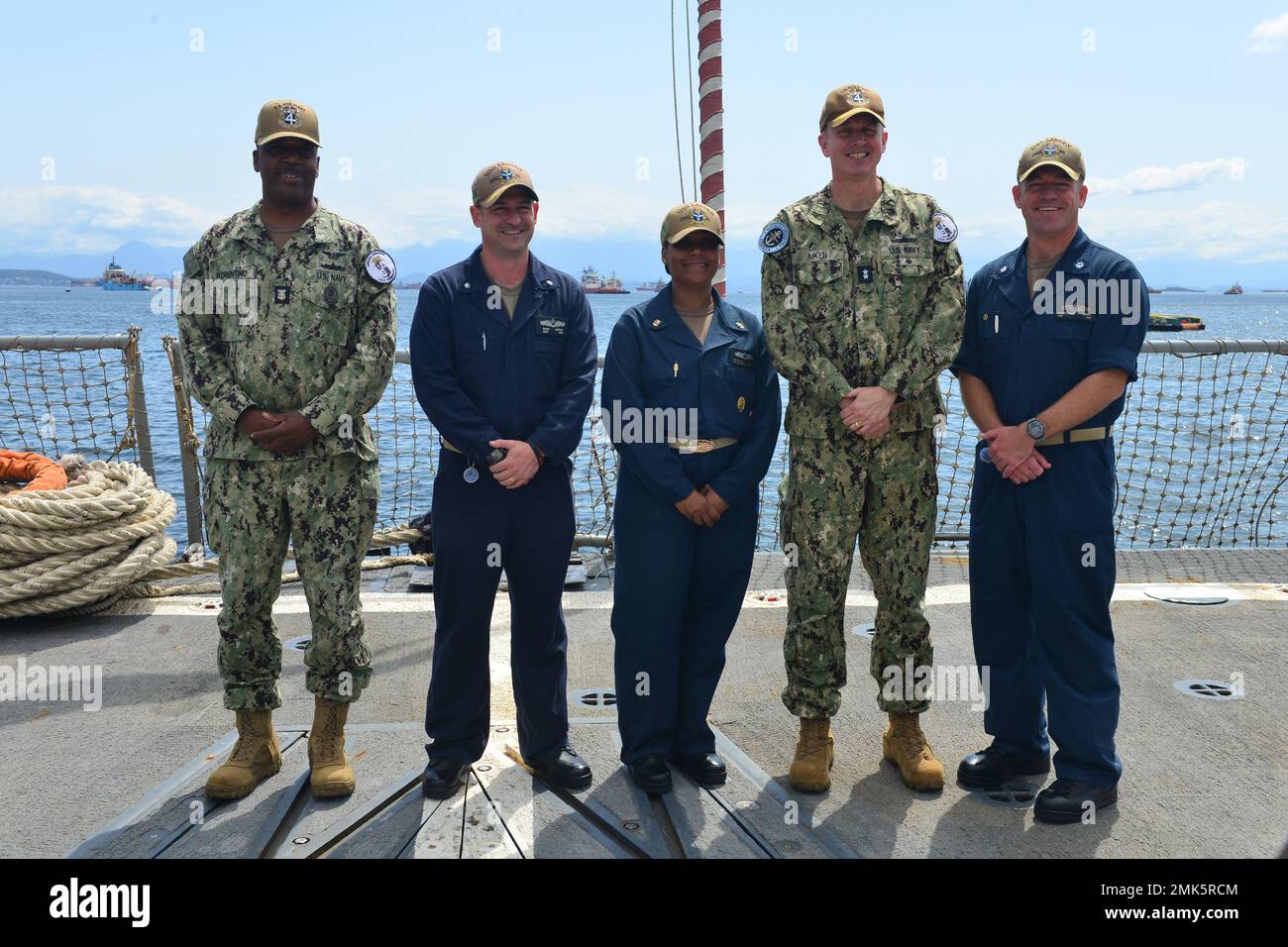 RIO DE JANEIRO (Sept. 6, 2022) Command Master Chief of U.S. Naval Forces Southern Command/U.S. 4th Fleet Robert Florentino, Cmdr. Ryan Pierce, executive officer of the Arleigh Burke-class guided-missile destroyer USS Lassen (DDG 82), Command Master Chief Sherita Jackson, Lassen’s senior enlisted leader, Rear Adm. Jim Aiken, commander of U.S. Naval Forces Southern Command/U.S. 4th Fleet and Cmdr. Christopher Turmel, Lassen’s commanding officer, pose for a photo aboard the ship during UNITAS LXIII, Sept. 6, 2022. UNITAS is the world’s longest-running maritime exercise. Hosted this year by Brazil Stock Photo