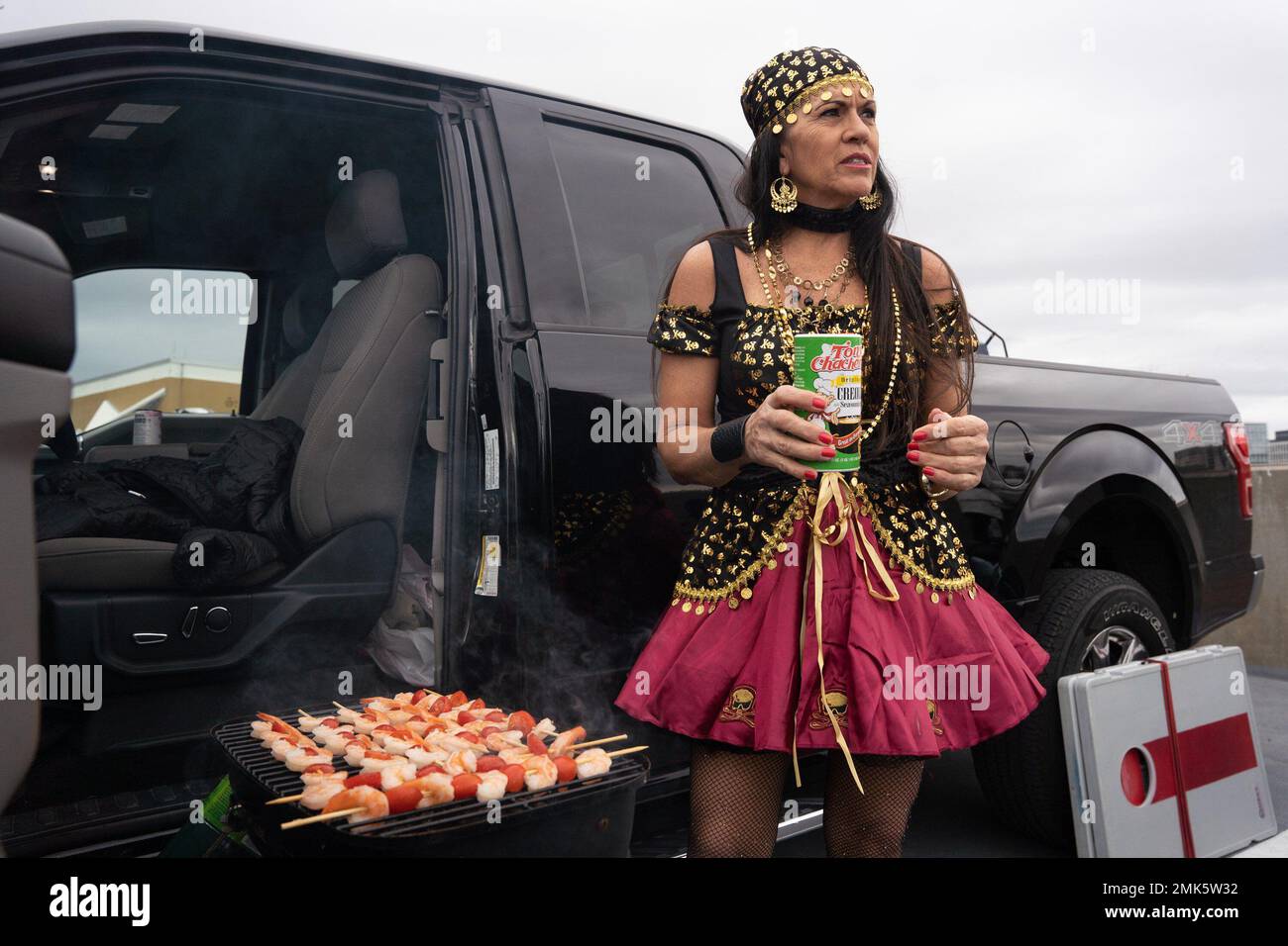Tampa, Florida, USA. 28th Jan, 2023. Lisa Woodring, of Lakeland, grills shrimp during the 2023 Gasparilla Invasion and Parade of Pirates on Saturday, Jan. 28, 2023, in Tampa. (Credit Image: © Angelica Edwards/Tampa Bay Times via ZUMA Press Wire) EDITORIAL USAGE ONLY! Not for Commercial USAGE! Stock Photo
