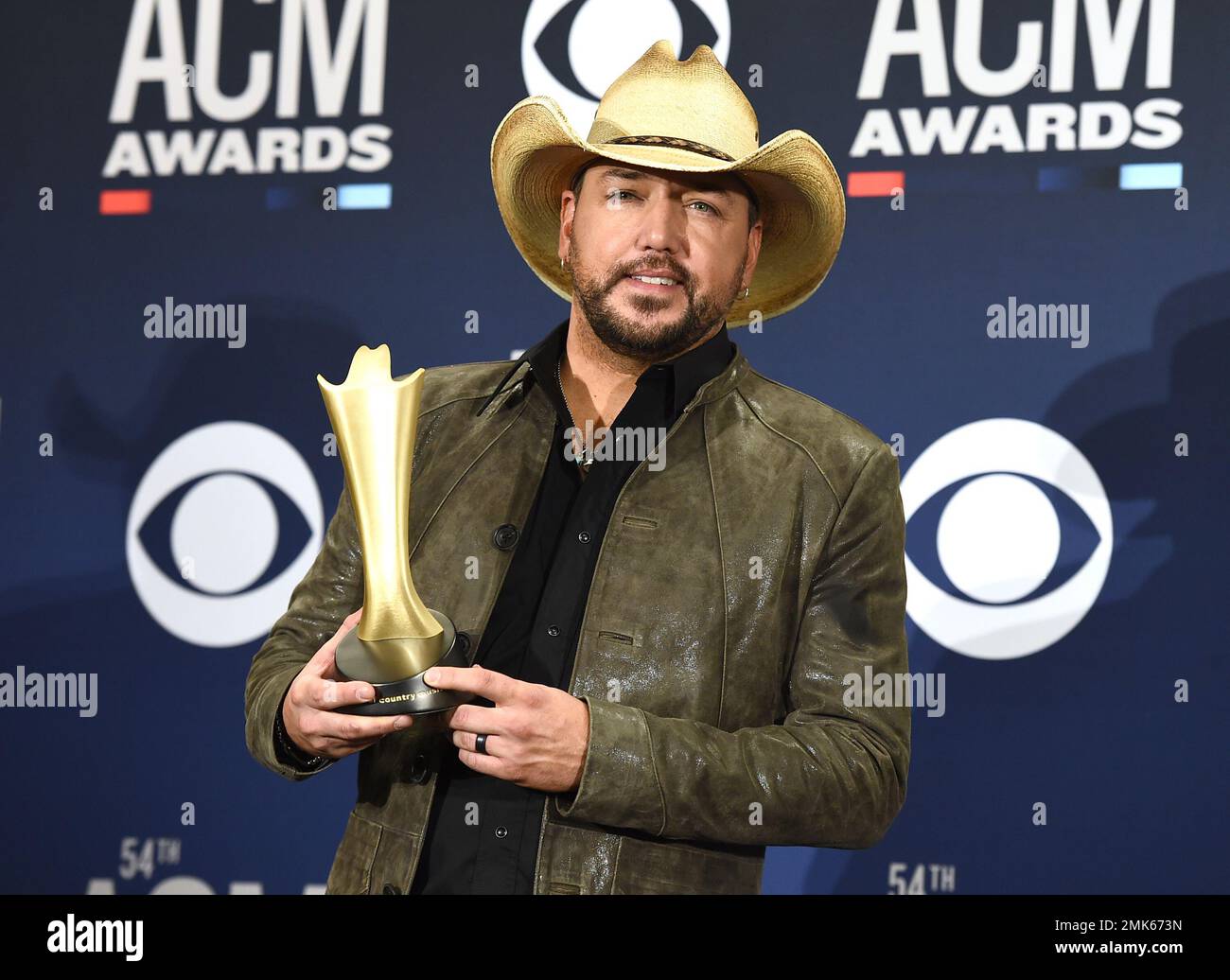 Jason Aldean poses in the press room with the Dick Clark artist of the