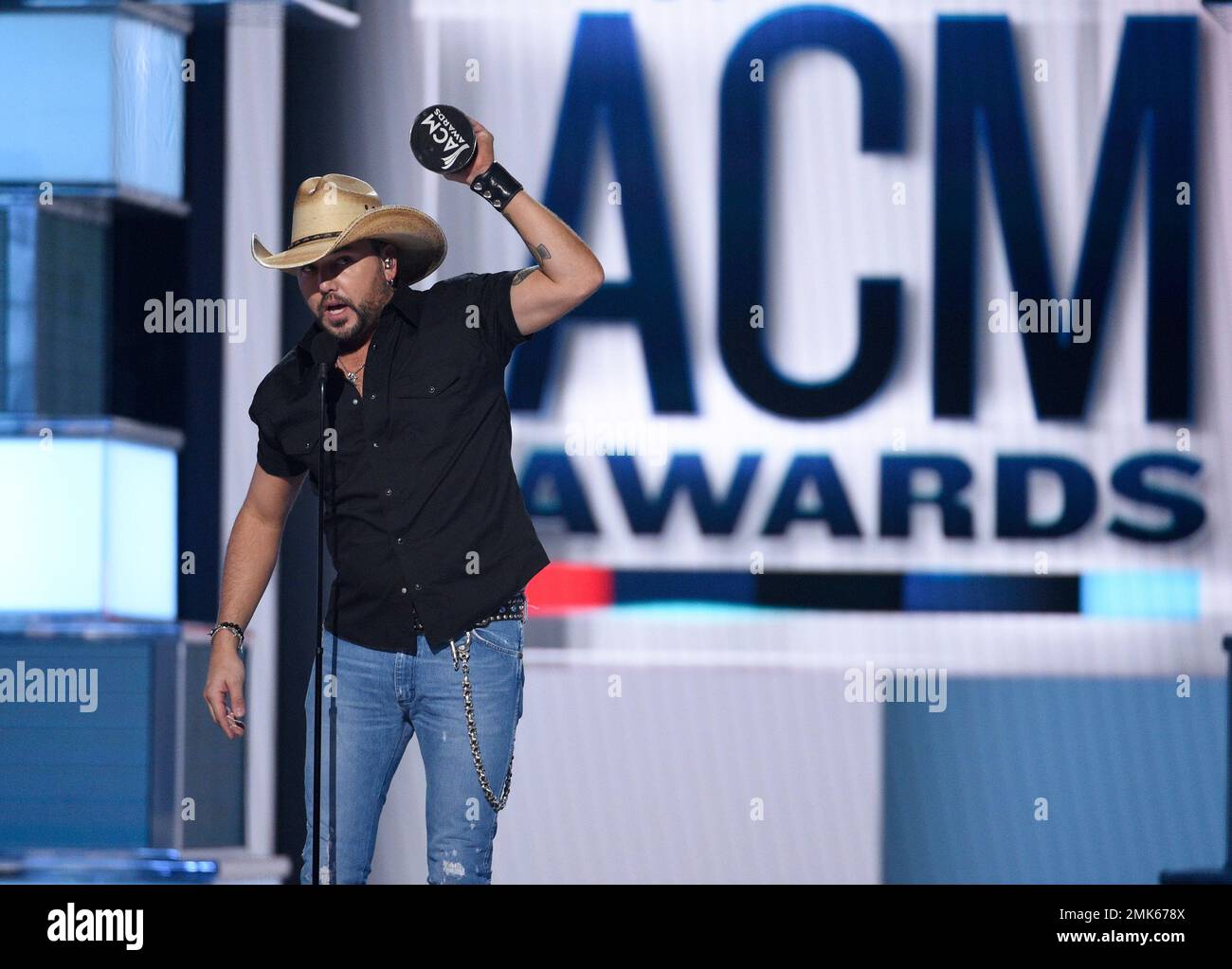Jason Aldean accepts the Dick Clark artist of the decade award at the