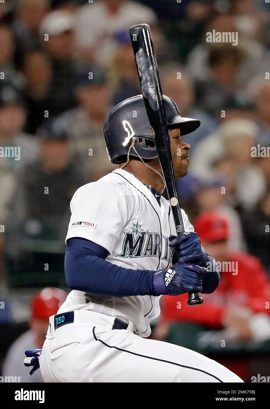 A gold chain with a likeness of Florida pops up as Seattle