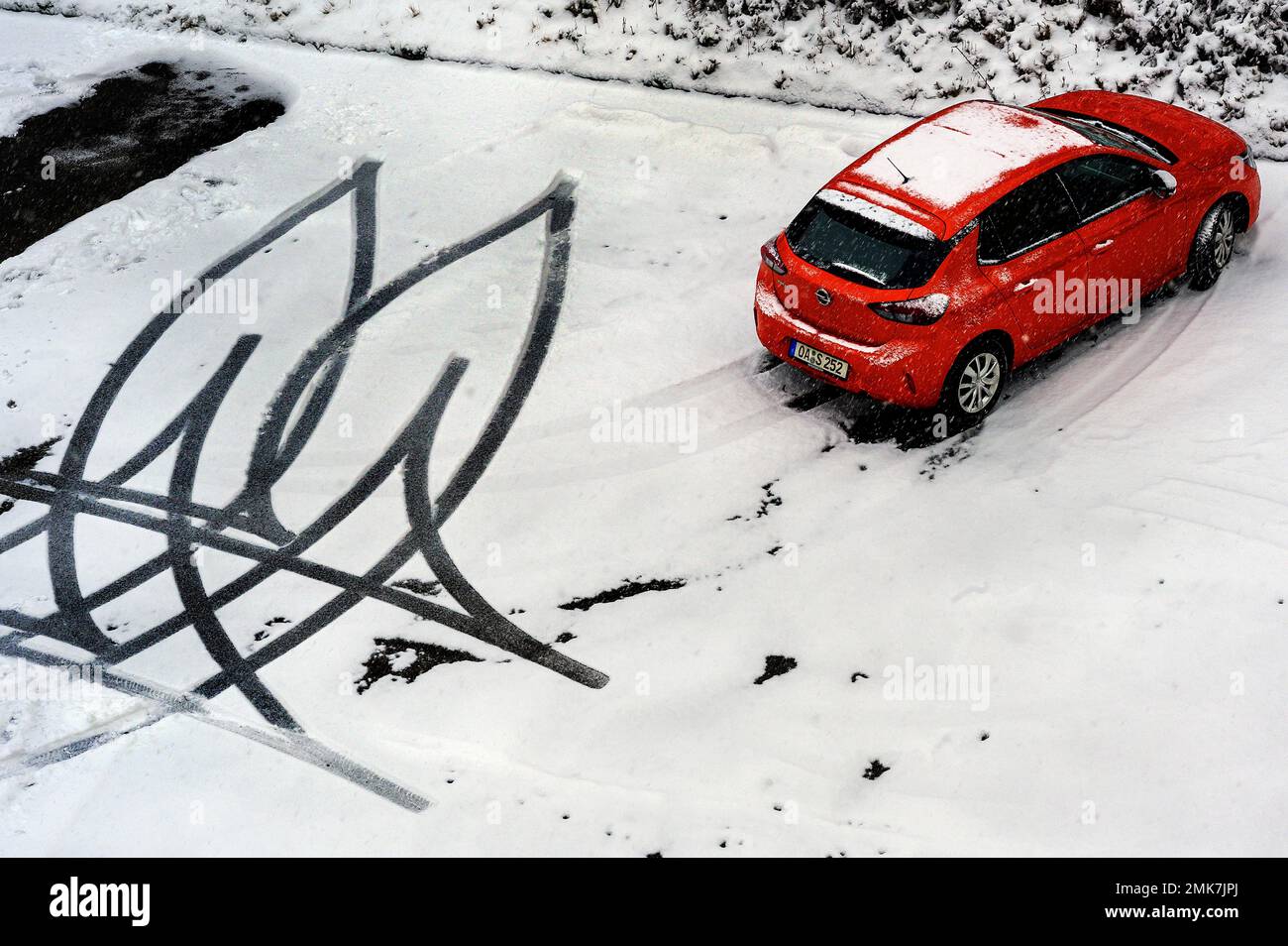 Car tyre tracks snow hi-res stock photography and images - Alamy