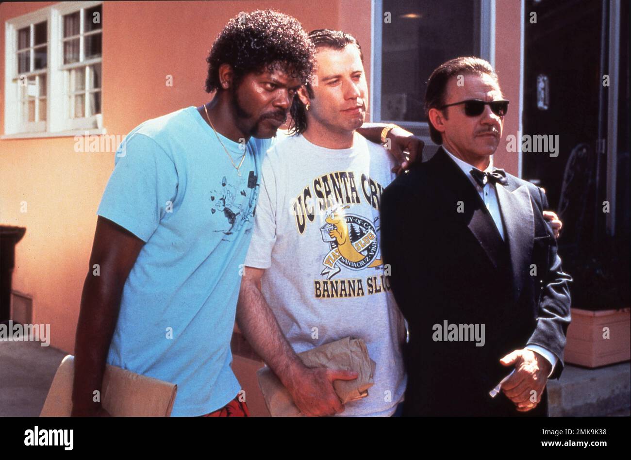 SAMUEL L. JACKSON JOHN TRAVOLTA and HARVEY KEITEL in PULP FICTION 1994  director / writer QUENTIN TARANTINO stories Quentin Tarantino and Roger  Avary costume design Betsy Heimann producer Lawrence Bender A Band, image size:1300x948