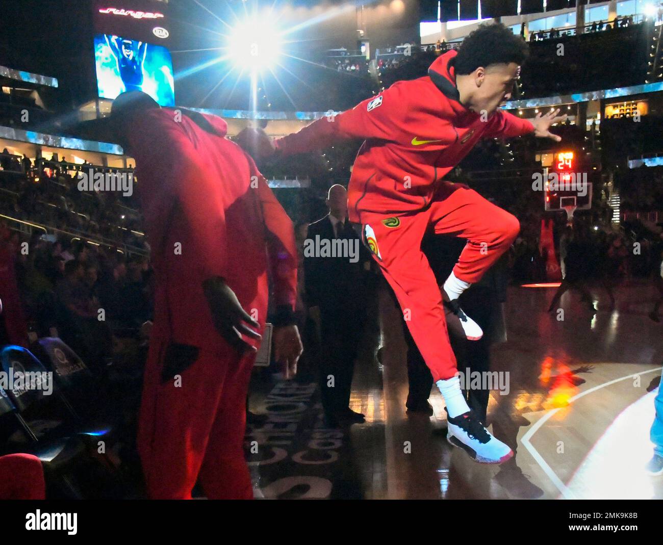 Atlanta Hawks John Collins heads to the hoop during the NBA All-Star Slam  Dunk contest, Saturday, Feb. 16, 2019, in Charlotte, N.C. (AP Photo/Chuck  Burton Stock Photo - Alamy