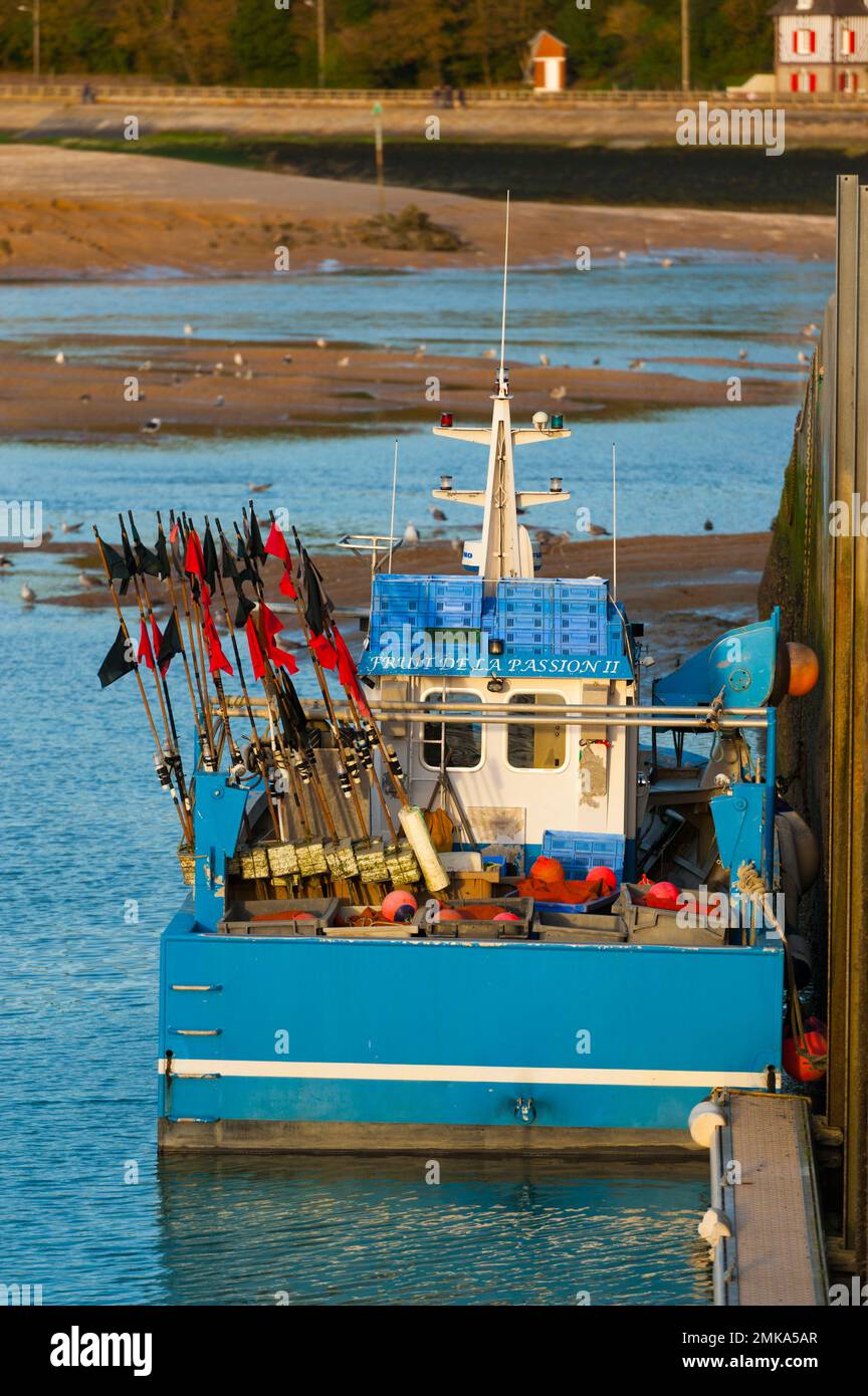 Boat dock at low tide hi-res stock photography and images - Alamy