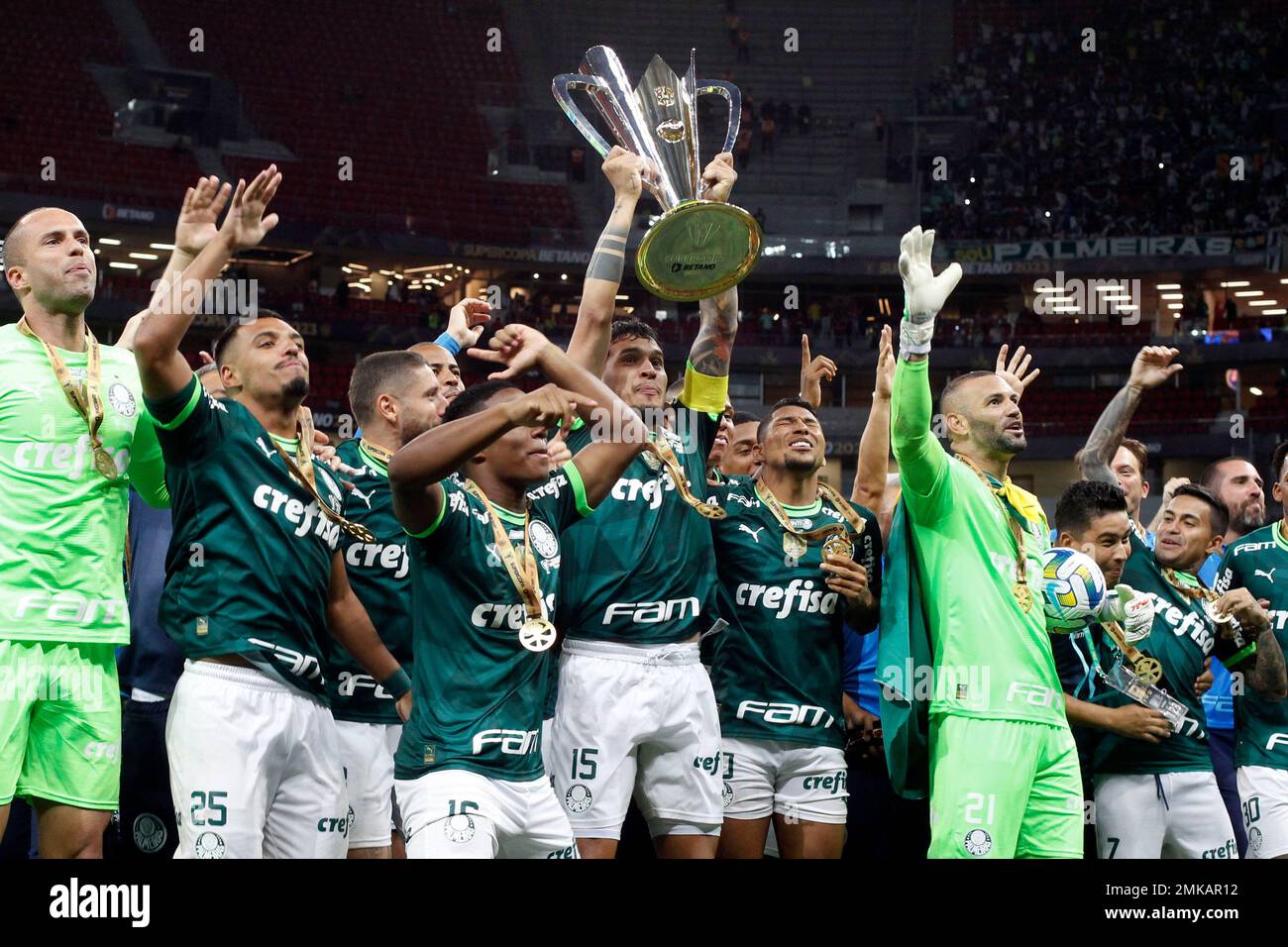 Brasilia, Brazil. 28th Jan, 2023. Gabriel Menino, Gustavo Gomez Rony, Weverton and the Palmeiras players, celebrate the title after the match between Palmeiras and Flamengo for the 2023 Supercopa do Brasil Final, at the Mane Garrincha Stadium, this Saturday, 28. 30761 (Adalberto Marques/DiaEsportivo/SPP) Credit: SPP Sport Press Photo. /Alamy Live News Stock Photo