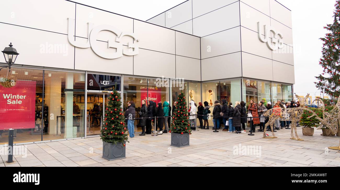 Vienna, Austria - December 10, 2022: Long queue for Christmas sale at UGG  store Stock Photo - Alamy