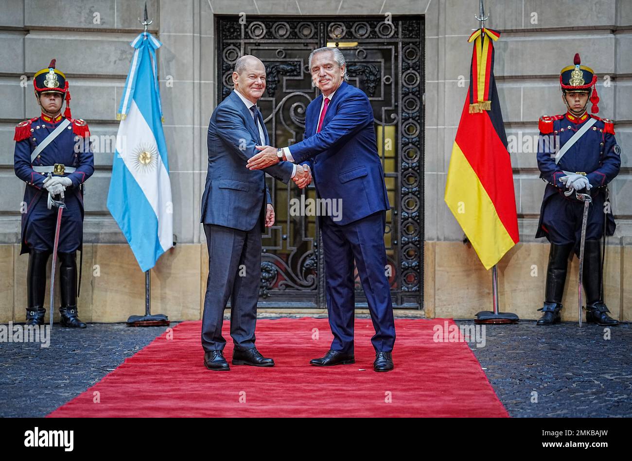 Buenos Aires, Argentina. 28th Jan, 2023. Alberto Angel Fernandez (r), President of Argentina, receives German Chancellor Olaf Scholz (SPD) in front of the Foreign Ministry. On his Latin America trip, Scholz will first visit Argentina and then Chile and Brazil. The aim of the trip is to strengthen cooperation with Latin America in competition with Russia and China. Credit: Kay Nietfeld/dpa/Alamy Live News Stock Photo