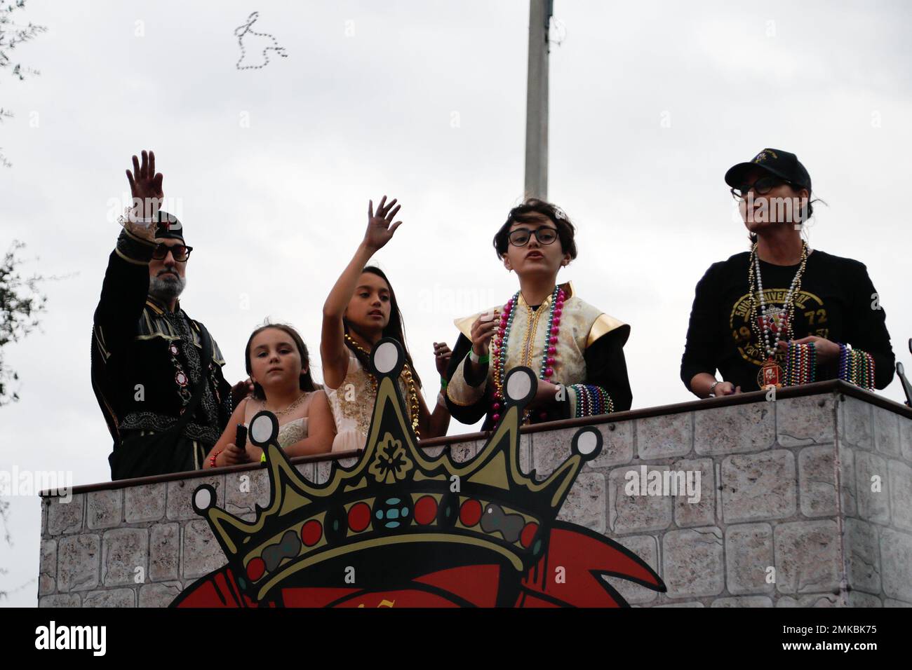 Tampa, Florida, USA. 28th Jan, 2023. Members of the Krewe of Sant' Yago pass out beads to people along Bayshore Boulevard during the Gasparilla Parade of Pirates on Saturday, Jan. 28, 2023, in Tampa. (Credit Image: © Jefferee Woo/Tampa Bay Times via ZUMA Press Wire) EDITORIAL USAGE ONLY! Not for Commercial USAGE! Stock Photo