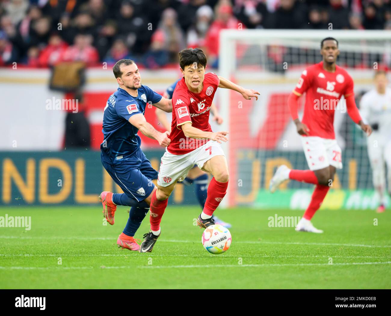 Mainz, Deutschland. 28th Jan, 2023. left to right Kevin STOEGER (Stoger)(BO), Jae-Sung LEE (MZ) action, duels, football 1st Bundesliga, 18th matchday, FSV FSV FSV Mainz 05 (MZ) - VfL Bochum (BO), on 28.01. 2023 in Mainz/ Germany. #DFL regulations prohibit any use of photographs as image sequences and/or quasi-video # Credit: dpa/Alamy Live News Stock Photo