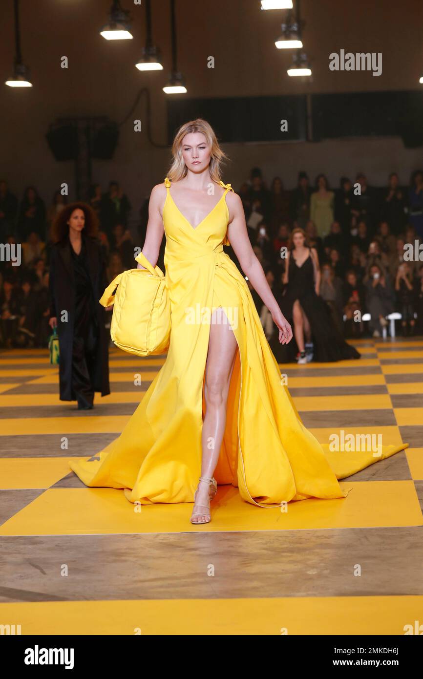 karlie kloss project runway paris dress Karlie Kloss, Alicia Silverstone Sit Front Row at Christian Siriano's First Paris  Runway Show