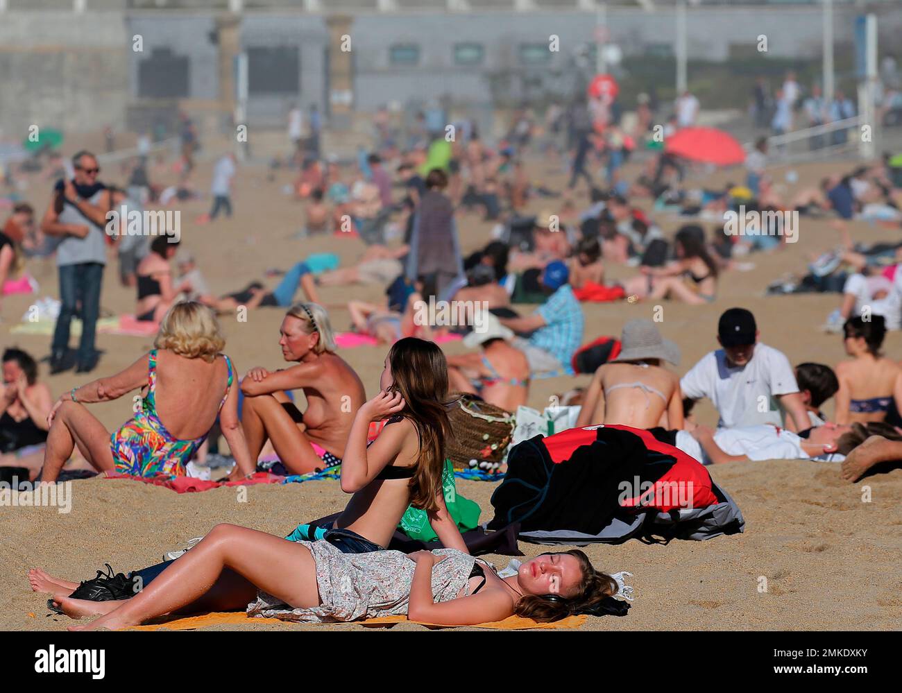 Plage ensoleillée à Biarritz, évoquant le nom du casino.