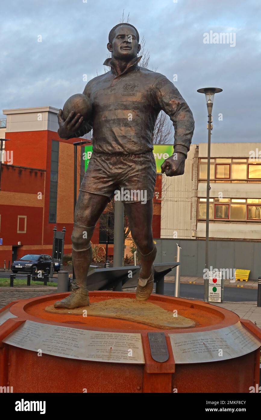Warriors Rugby player Billy Boston Statue by sculptor Steve Winterburn, in  Believe Square, The Wiend, Wigan, Lancs WN1 1PF Stock Photo