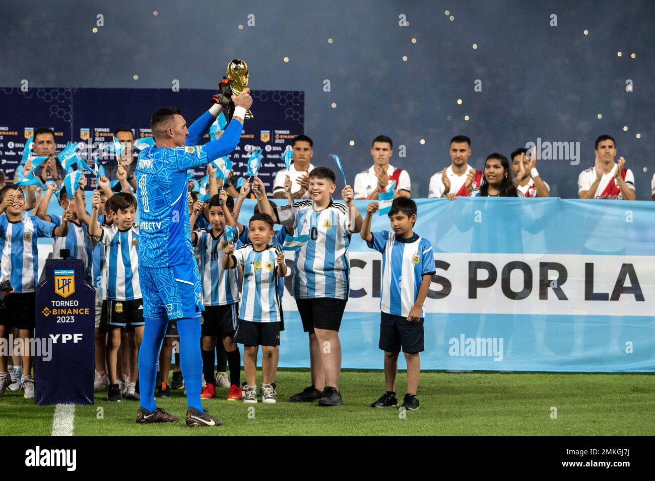 SANTIAGO DEL ESTERO, ARGENTINA, 28 January 2023:   Franco Armani of River Plate with FIFA World Cup trophy present to the fans ahead of the Torneo Binance 2023 of Argentine Liga Profesional match between Central Cordoba and River Plate at Stadium Único Madre de Ciudades in Santiago del Estero, Argentina on 28 January 2023. Photo by SFSI Credit: Sebo47/Alamy Live News Stock Photo