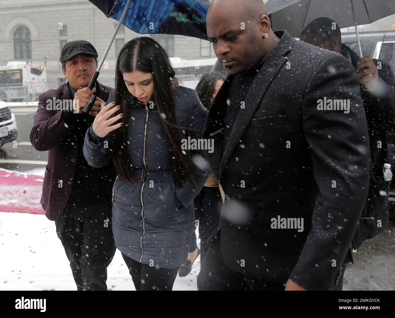 Emma Coronel Aispuro Center Wife Of Joaquin El Chapo Guzman emma-coronel-aispuro-center-wife-of-joaquin-el-chapo-guzman