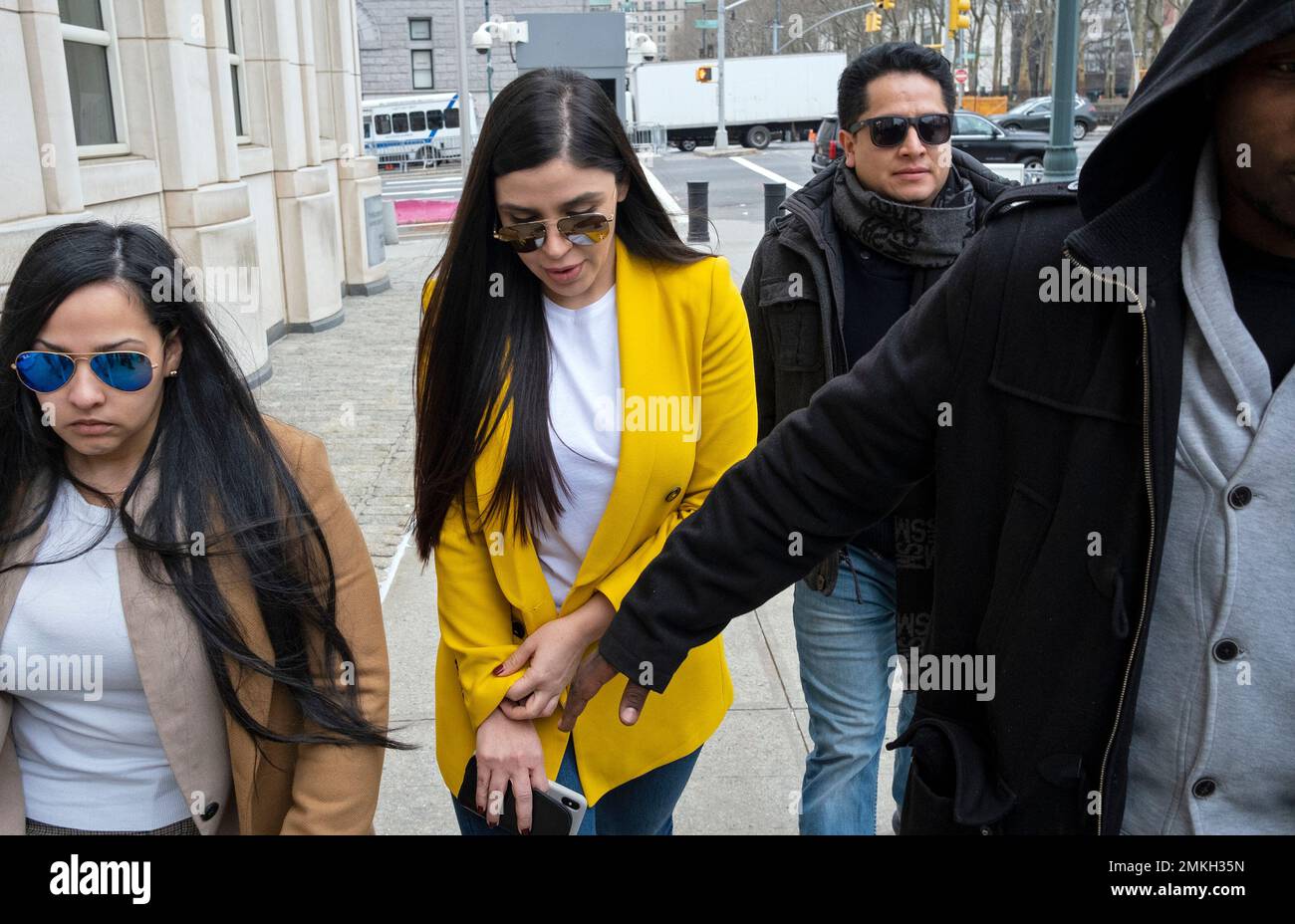 Emma Coronel Aispuro Center Wife Of Joaquin El Chapo Guzman emma-coronel-aispuro-center-wife-of-joaquin-el-chapo-guzman