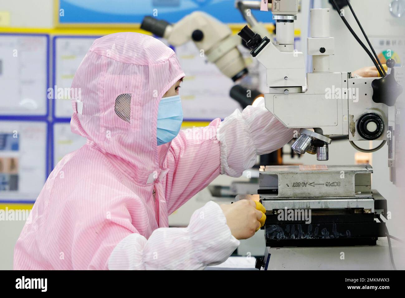 SUQIAN, CHINA - JANUARY 29, 2023 - Workers make electronic chips at a workshop in Suqian, East China's Jiangsu Province, Jan 29, 2023. Stock Photo