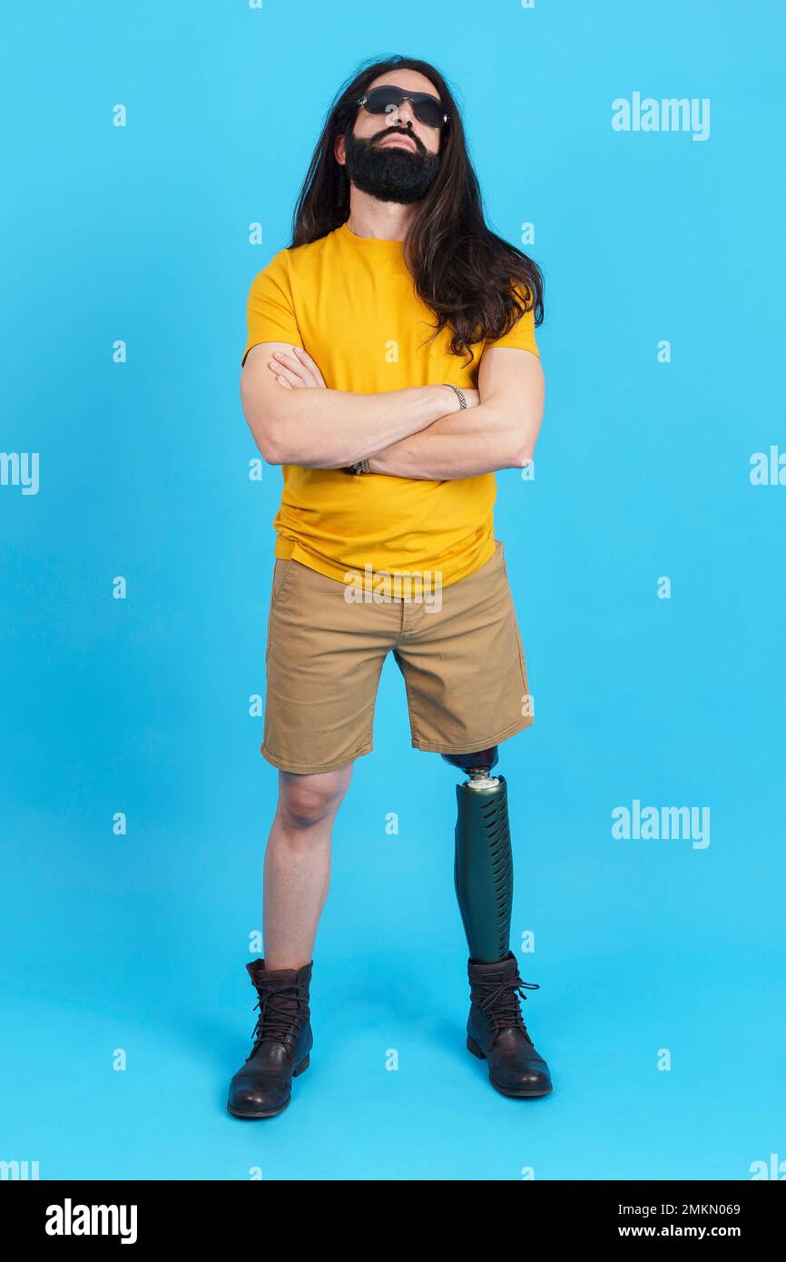 Man with sunglasses standing with a prosthetic leg Stock Photo
