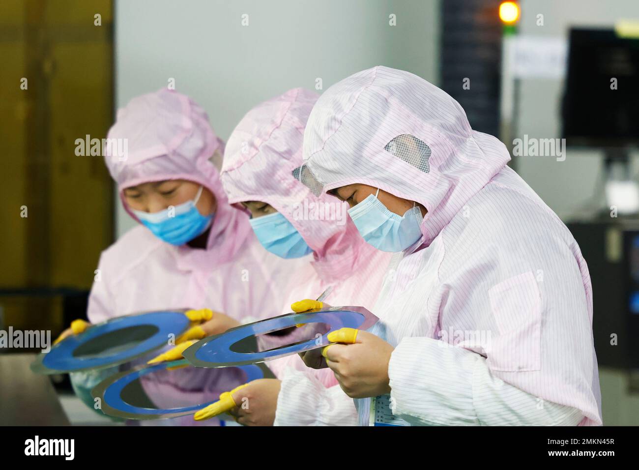 SUQIAN, CHINA - JANUARY 29, 2023 - Workers make electronic chips at a workshop in Suqian, East China's Jiangsu Province, Jan 29, 2023. (Photo by CFOTO/Sipa USA) Stock Photo