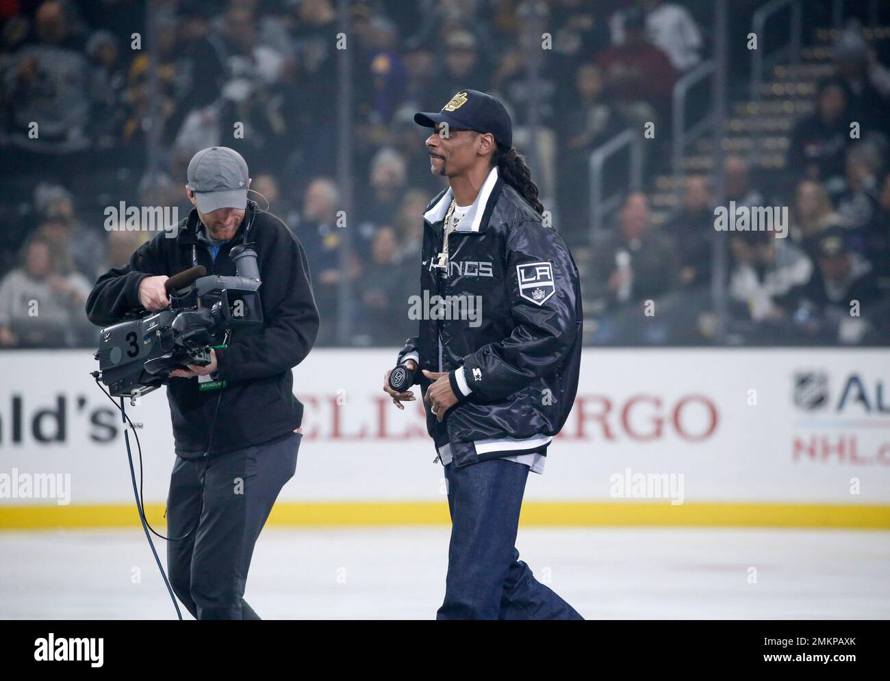 Rapper Snoop Dogg attends an NHL hockey game between Los Angeles Kings and  Pittsburgh Penguins Saturday, Jan 12, 2019, in Los Angeles. The Kings won  5-2. (AP Photo/Ringo H.W. Chiu Stock Photo - Alamy