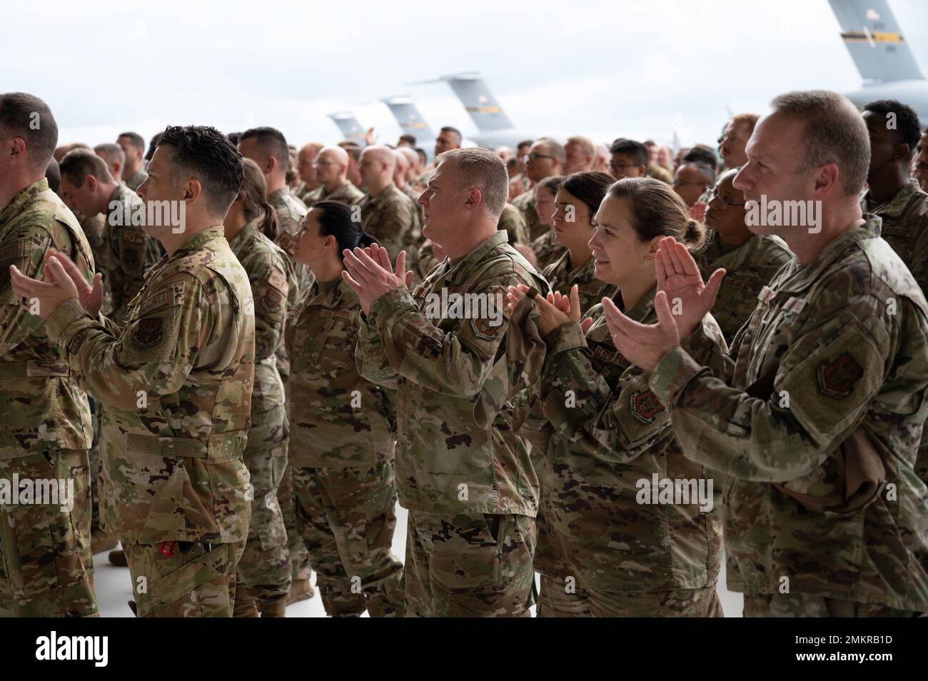 Members assigned to the 911th Airlift Wing give a round of applause during a post-exercise all call at the Pittsburgh International Airport Air Reserve Station, Pennsylvania, Sept. 11, 2022. The 911th AW commander gathered all Steel Airmen together after the Exercise STEEL DRAGON readiness inspection. Stock Photo