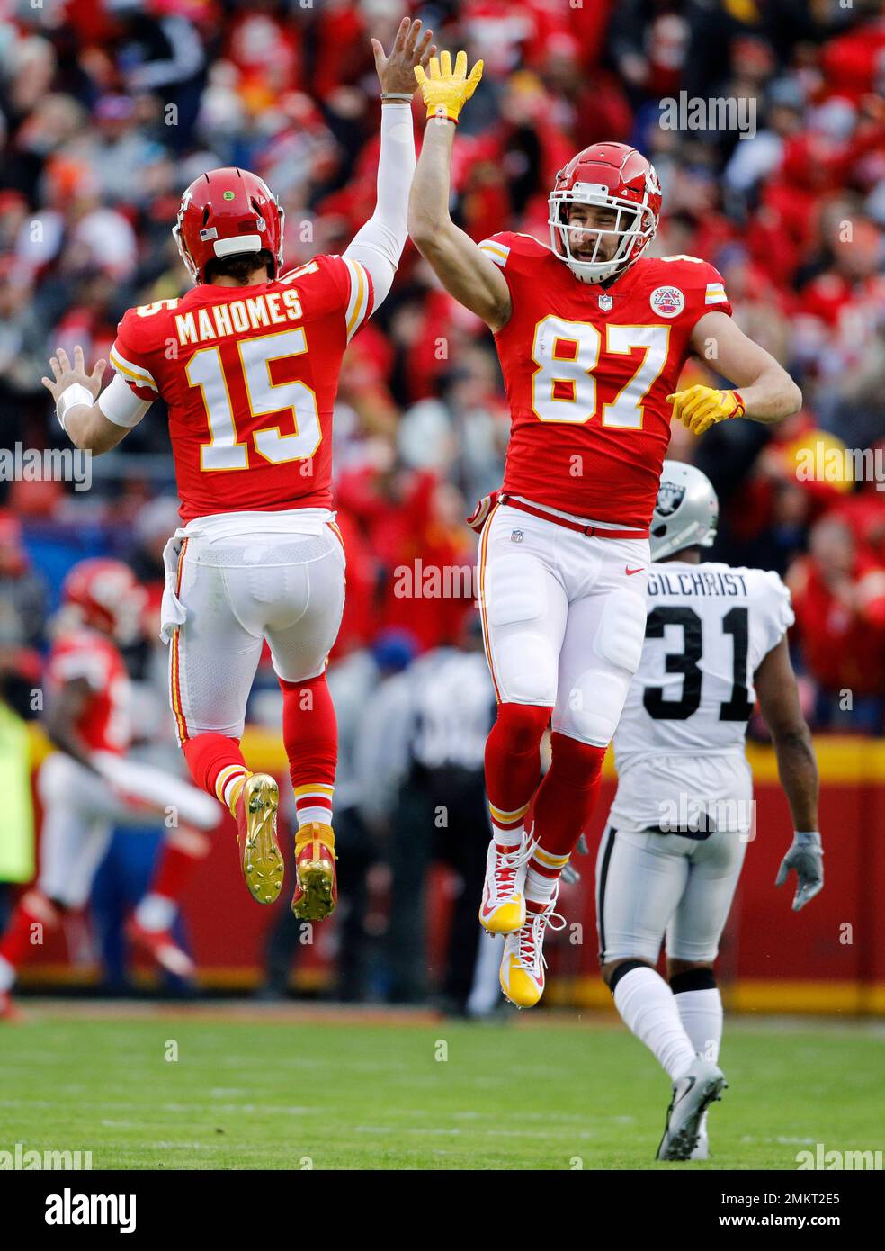 Super Bowl: Travis Kelce Points Out Open Player to Mahomes (VIDEO)