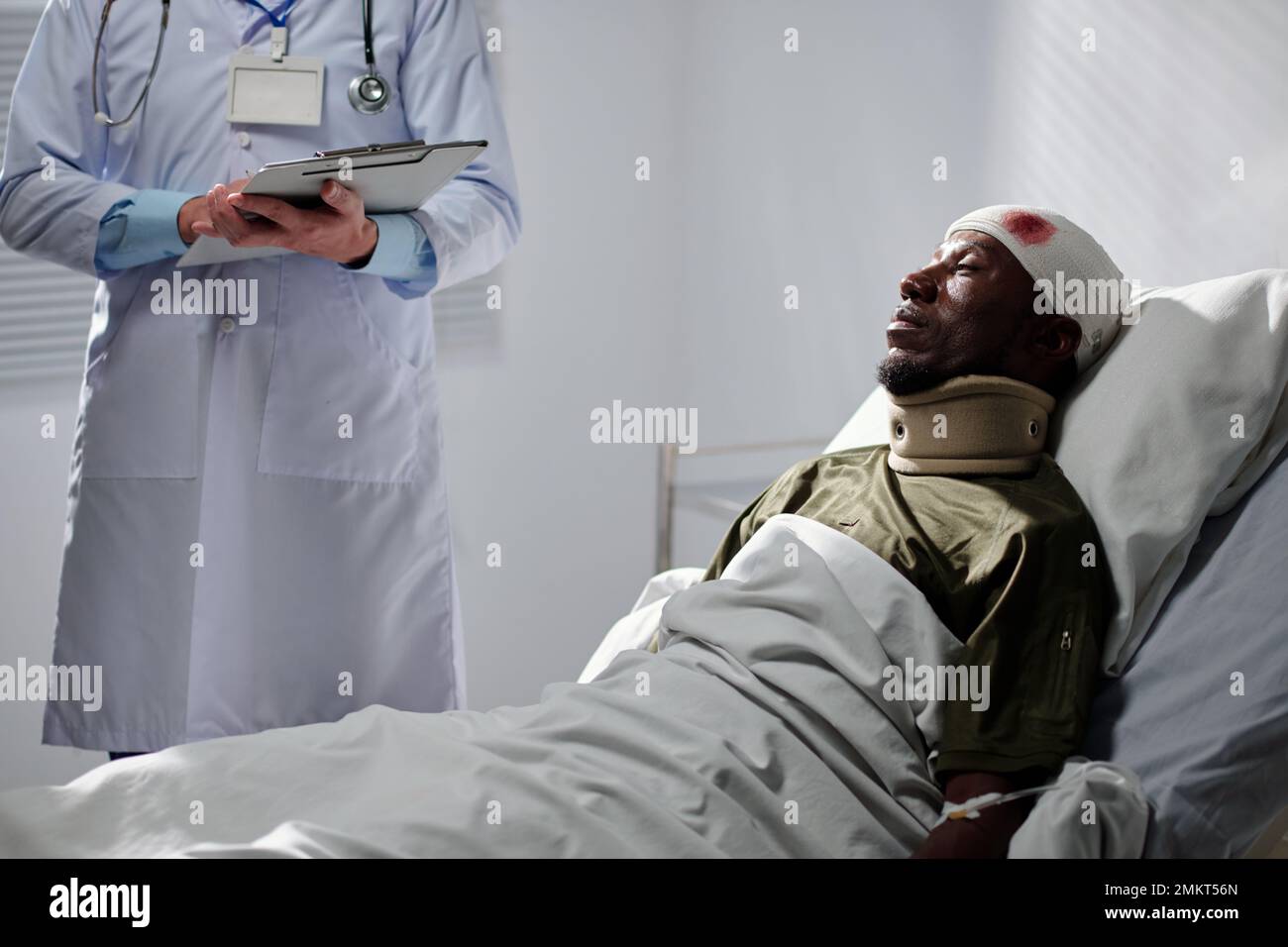 Doctor talking to military man with splinter in head Stock Photo - Alamy
