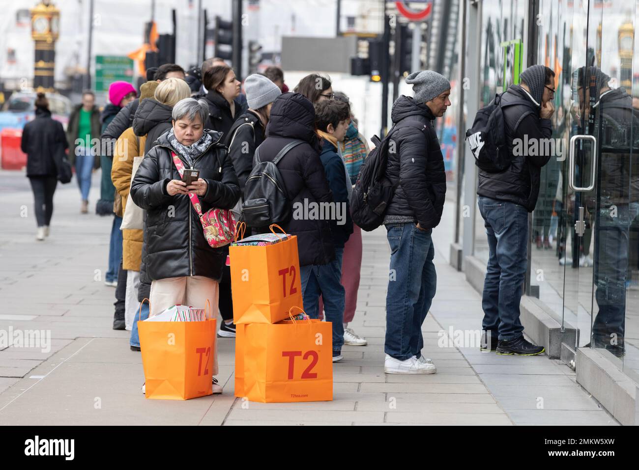 Shoppers queuing for bargains outside at T2's closing-down sale in Victoria, London as the brand has slashed prices by 80% due to the retail climate. Stock Photo