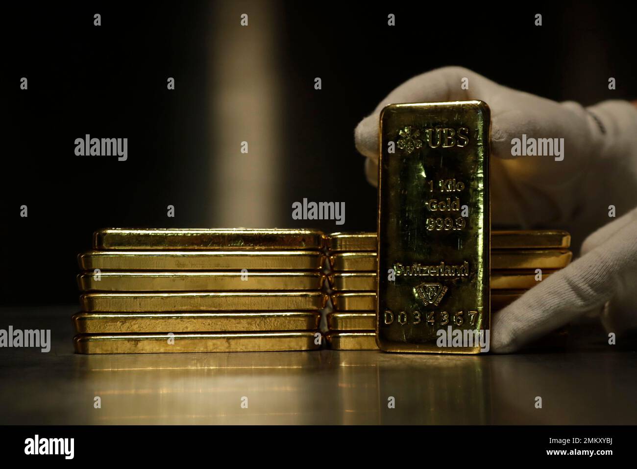 Employees of ProAurum gold house prepares 1 Kg gold bars of 999.9 purity in  the safe deposit boxes room in Munich, Germany, Thursday, Dec. 13, 2018.  (AP Photo/Matthias Schrader Stock Photo - Alamy