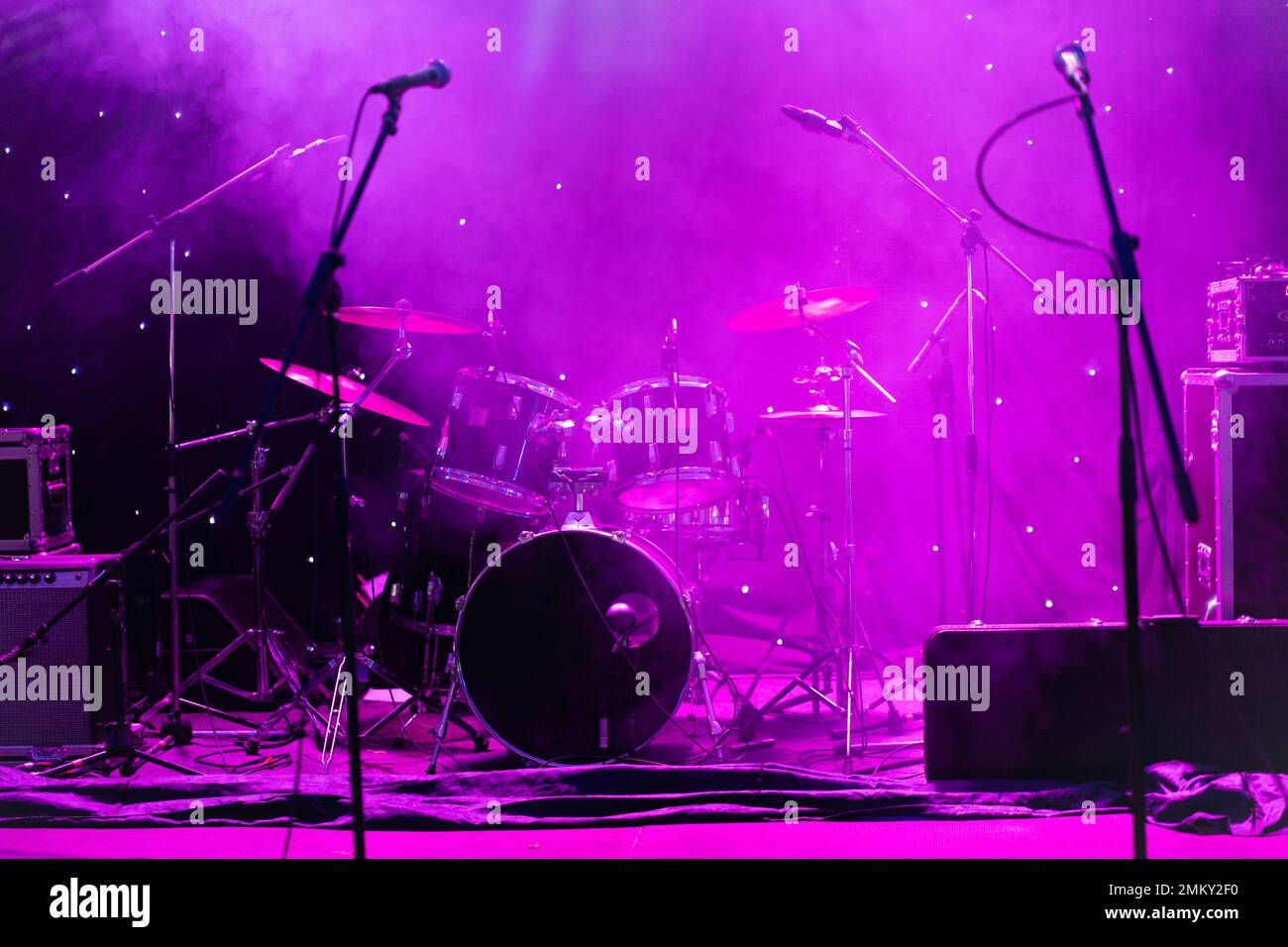 drums on stage during a concert Stock Photo - Alamy