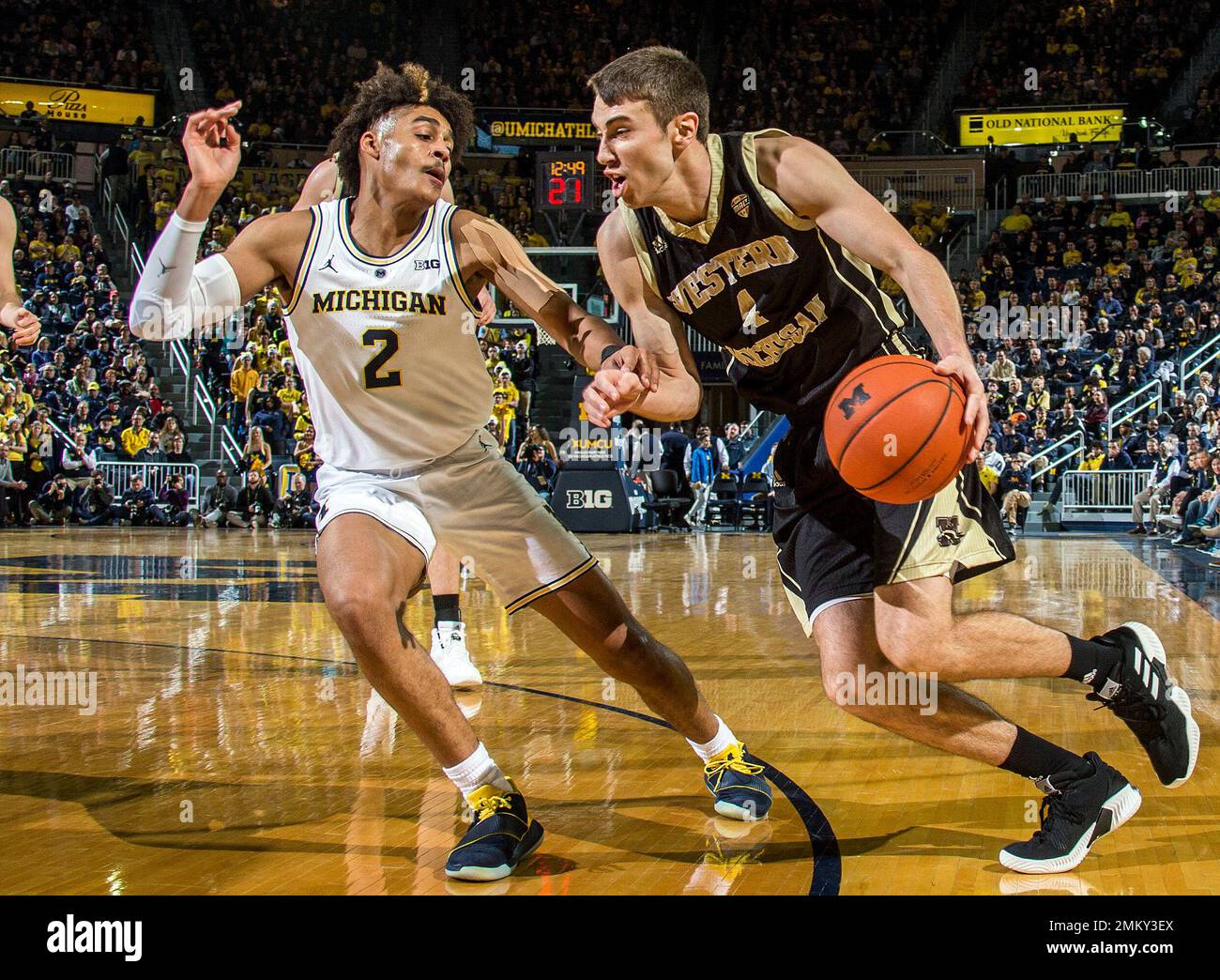 Michigan guard Jordan Poole (2) defends Western Michigan guard Jared