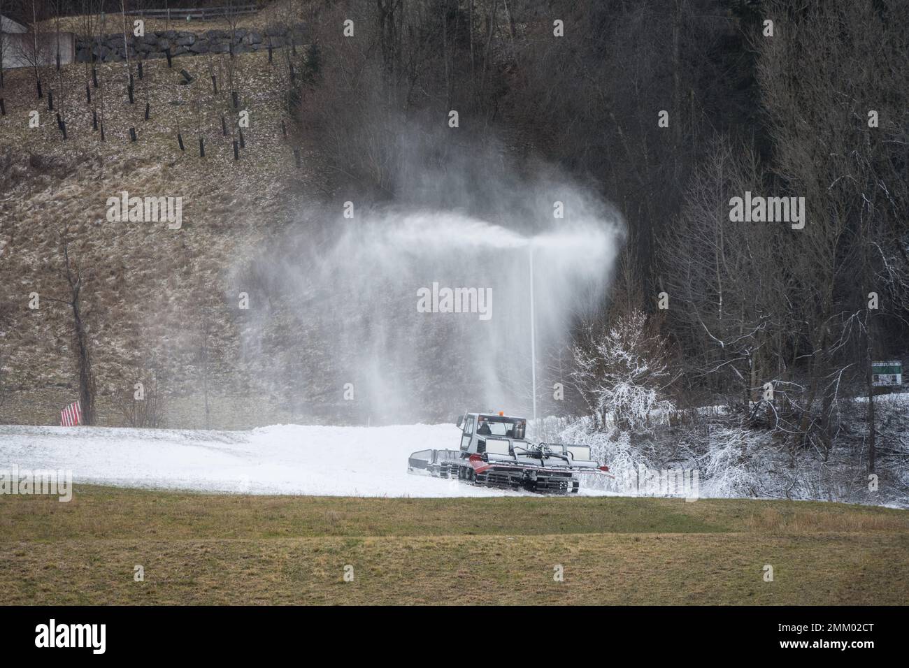 Artificial snow production by a snow lance with piste equipment that