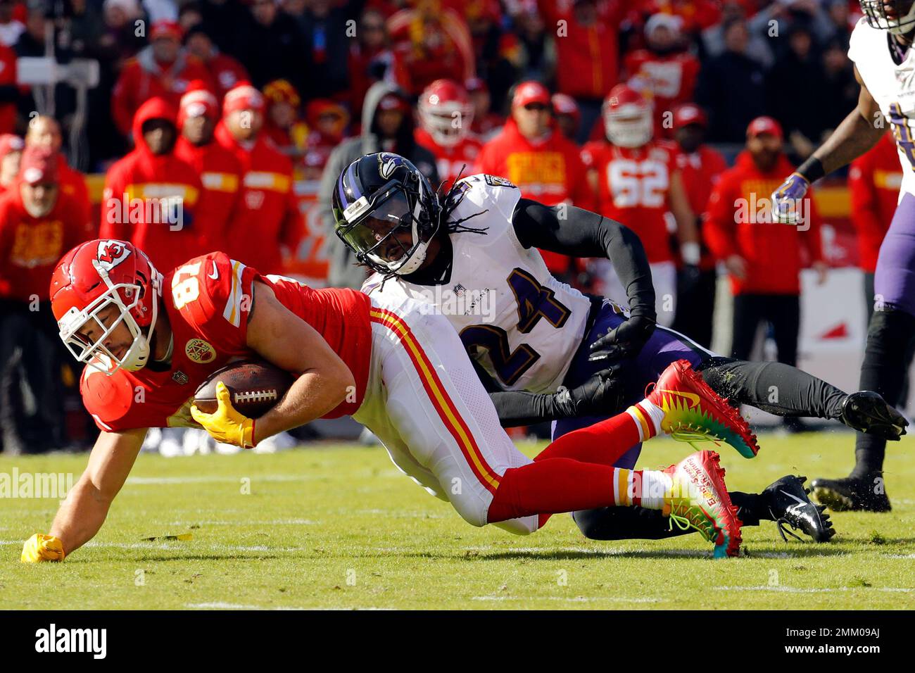 Kansas City Chiefs tight end Travis Kelce (87) makes a catch in front