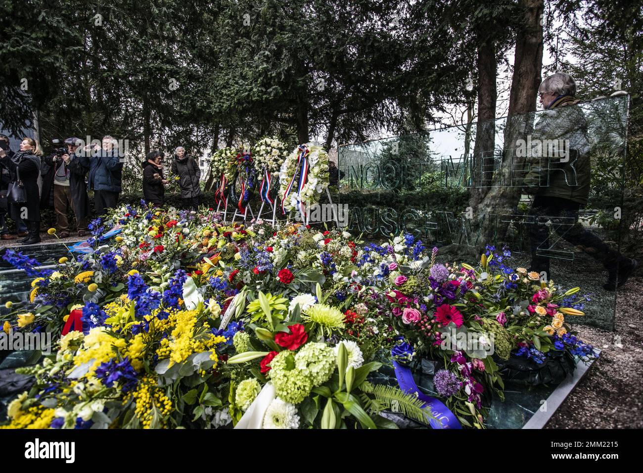 AMSTERDAM - Wreaths at the Spiegelmonument Never again Auschwitz during the National Holocaust Remembrance. ANP EVA PLEVIER netherlands out - belgium out Stock Photo