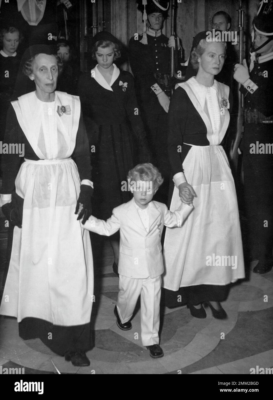 Carl XVI Gustaf, King of Sweden. Born 30 april 1946. Pictured here between Queen Louise of Sweden to the left and his mother princess Sibylla on the right during the events taking place at the royal castle in Stockholm on 30 october 1950 in connection with the crown prince Gustaf Adolf becoming the king, succeding Gustaf V on the throne. Stock Photo