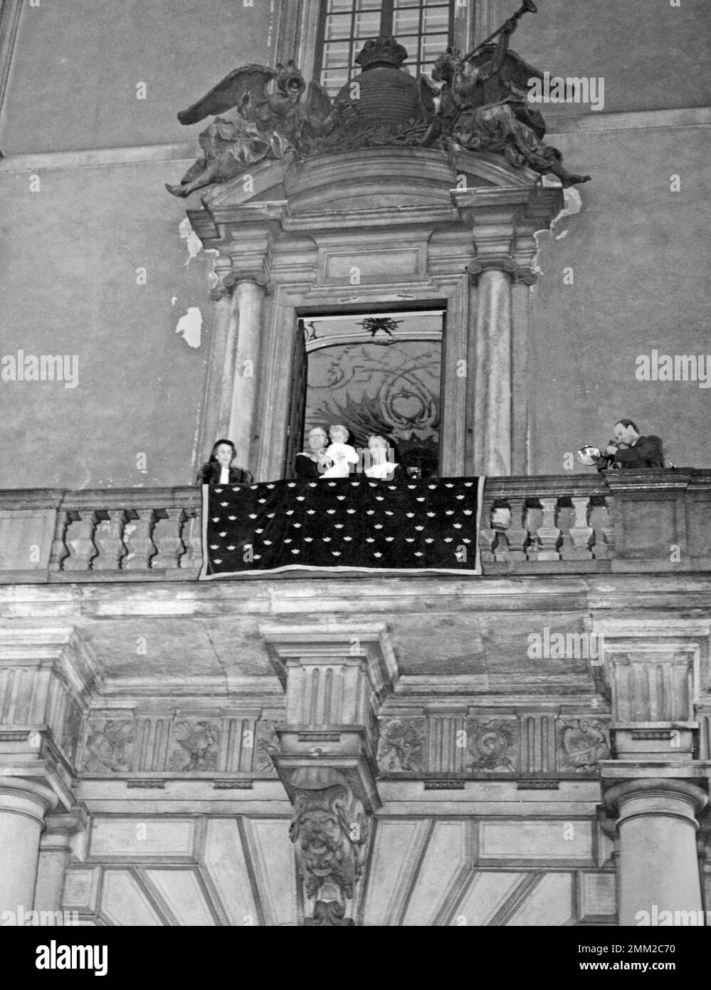 King Gustaf VI Adolf at the time of him succeeds his father Gustav V on the throne. Pictured on the balcony of the royal castle in Stockholm together with Princess Sibylla and crown prince Carl XVI Gustaf and Queen Louise. 30 october 1950. Stock Photo