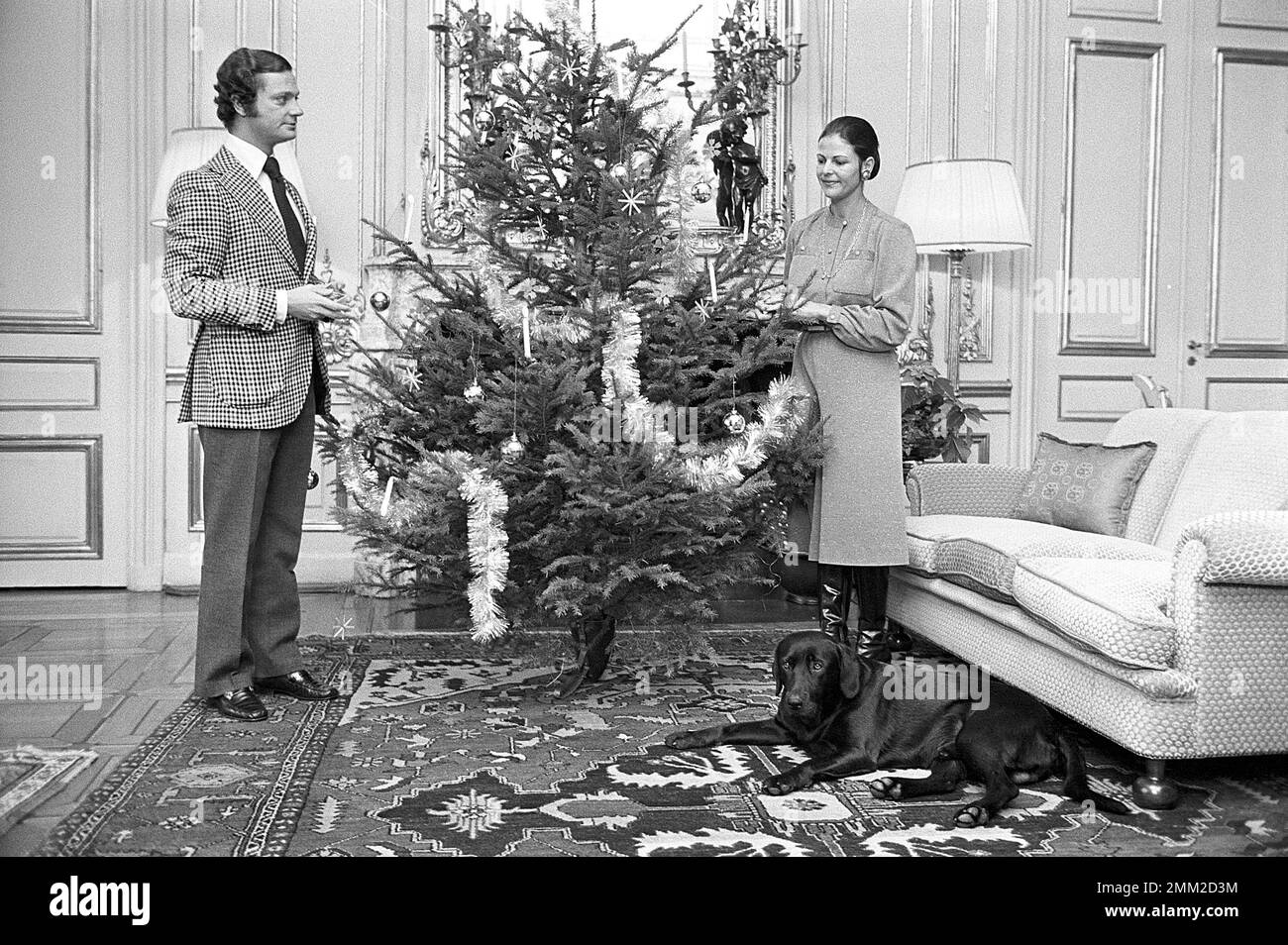 Carl XVI Gustaf, King of Sweden. Born 30 april 1946. Pictured with Queen Silvia at the yearly christmas photo session 1976 that was their first christmas as a married couple. ref BV31-1 Stock Photo
