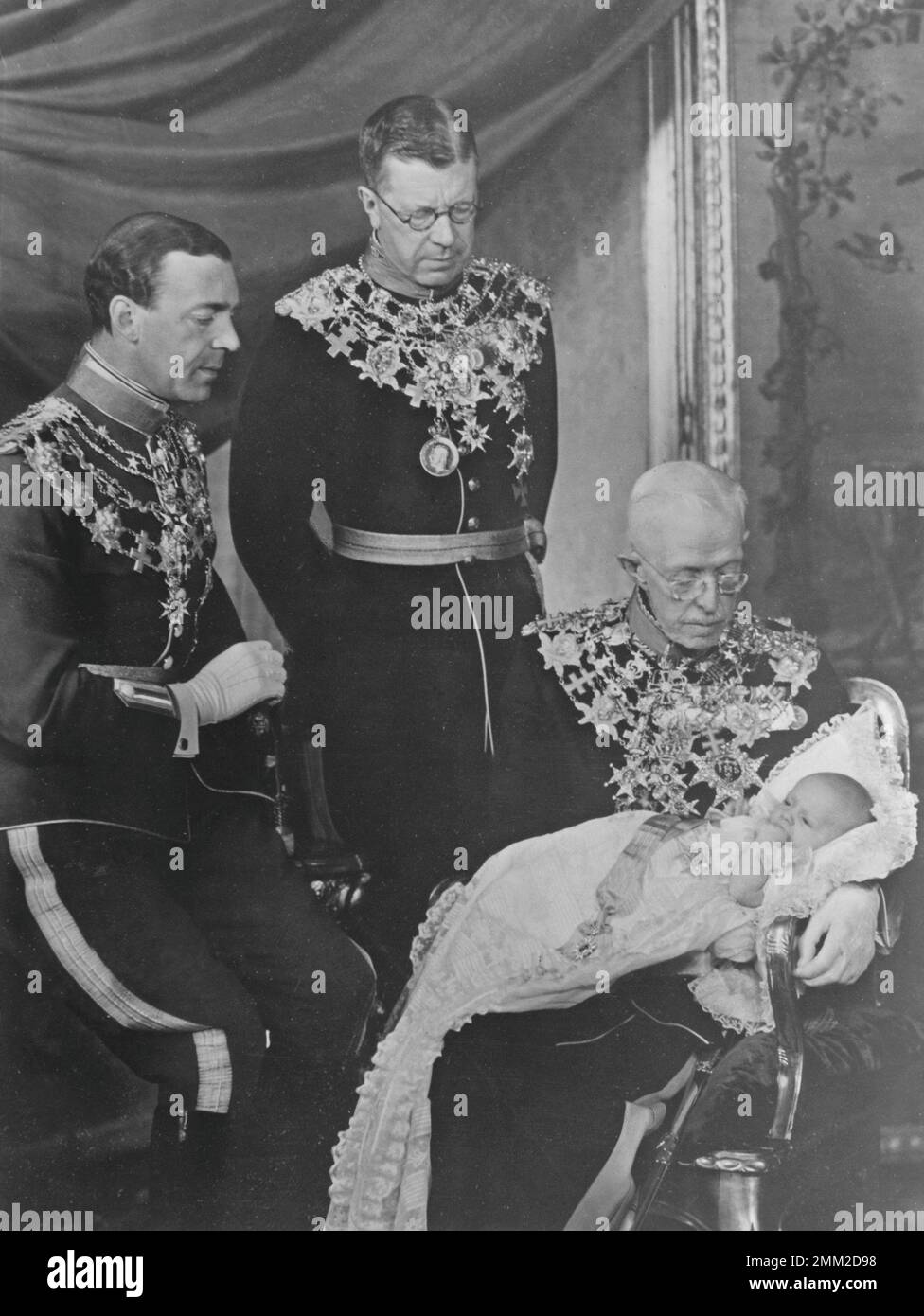 Carl XVI Gustaf, King of Sweden. Born 30 april 1946.  King Gustaf the V, 1858-1950, with his great-grandson in his arms, Crown Prince Carl Gustaf. On the left his son Crown Prince Gustaf VI Adolf and on the left his son Gustaf Adolf. Thus four generations of Bernadotte in the same picture. 1946 Stock Photo