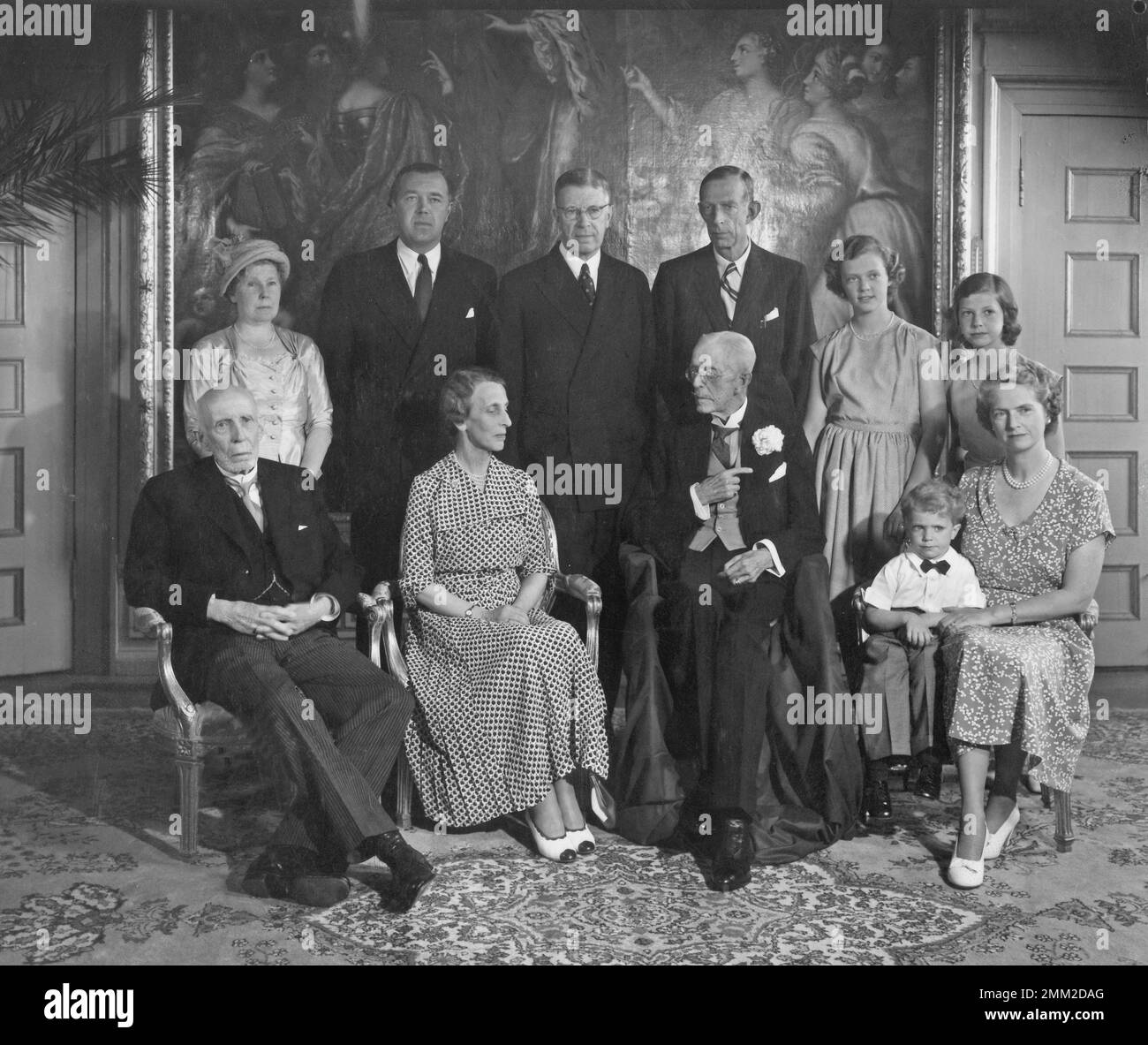 Carl XVI Gustaf, King of Sweden. Born 30 april 1946. King Carl XVI Gustaf as a child. King Gustaf the V, 1858-1950, in the middle. From left top row: Countess Maria Bernadotte, Prince Bertil, Crown Prince Gustaf Adolf, Prince Wilhelm, Princess Margaretha, Princess Birgitta Seated from left: Prince Oscar, Queen Louise, Gustaf the V, Prince Carl Gustaf, Princess Sibylla. 1950 Stock Photo